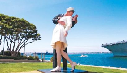 Nụ hôn bất tử bên bờ San Diego